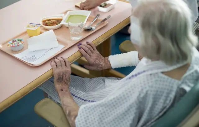 Personne âgée prend un repas à l'hôpital