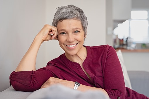 Senior qui sourit à pleine dents